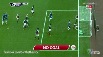 Hậu vệ West Ham phá bóng trên vạch vôi đầy may mắn