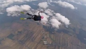 Cha bất chấp nguy hiểm, nhảy dù cứu con giữa không trung