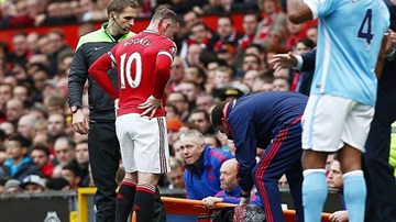 Pha va chạm khiến Rooney chảy máu đầu