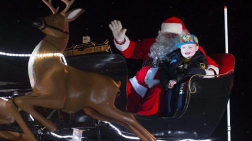 Cả thị trấn tổ chức Giáng sinh sớm cho bé 7 tuổi bị ung thư