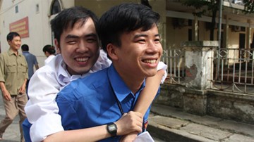 Câu chuyện xúc động về chàng sinh viên khuyết tật Lê Xuân Bách