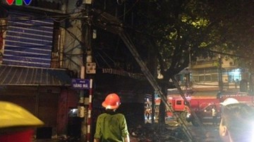 Cháy lớn phá hủy hoàn toàn căn nhà 4 tầng phố Hàng Mã