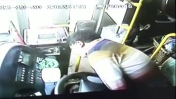 Tài xế bỗng ngất xỉu, thanh niên cứu 20 hành khách thoát chết