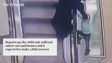 Bé 5 tuổi trượt khỏi tay vịn thang cuốn, rơi xuống 2 tầng nhà