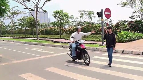 Tuyệt chiêu đơn giản chống giật điện thoại trên phố của võ sư gây sốt