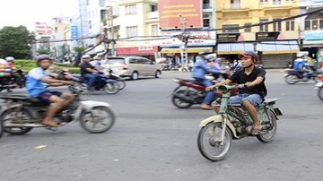 Xe 'cà tàng' tung hoành trên nhiều tuyến đường TP.HCM