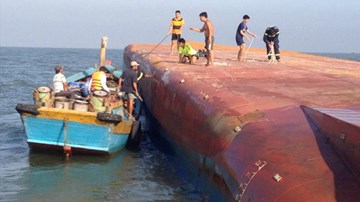 Cắt đáy tàu, chạy đua cứu 5 người mắc kẹt trong con tàu lật