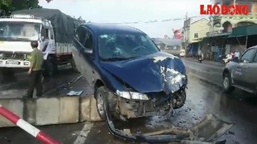 5 người thoát chết trong chiếc xe con bị đâm nát bươm