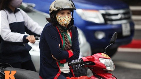 Người dân miền Bắc co ro trong gió lạnh