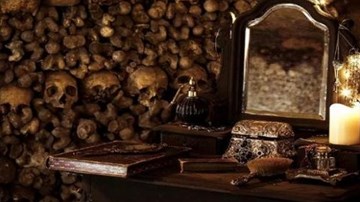 Hai mẹ con ngủ qua đêm với 6 triệu bộ xương trong...hầm mộ đêm Halloween