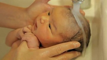 Nghệ thuật tắm em bé siêu dễ thương