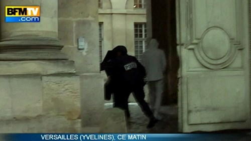 Clip Benzema bị dẫn tới trụ sở cảnh sát thẩm vấn