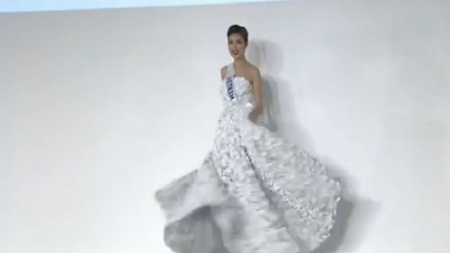 Thúy Vân gây ấn tượng với trang phục dạ hội đính hoa anh đào