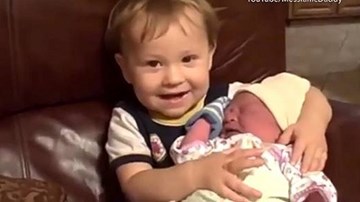 Phản ứng cực đáng yêu của các bé lần đầu có em