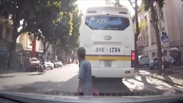 Qua đường bất cẩn, người đàn ông bị taxi tông ngã nhào