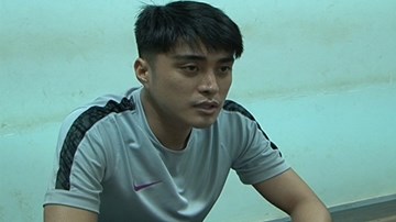 Giả công an lừa đảo để sắm hàng hiệu, thuê khách sạn sang trọng