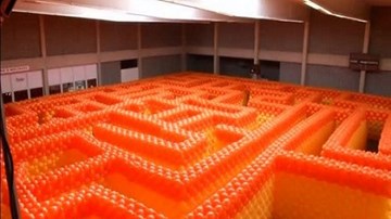 Lạc lối trong mê cung khổng lồ làm từ bóng bay tại Bỉ