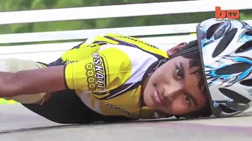 Cậu bé 8 tuổi trượt patin chui qua 53 gầm xe