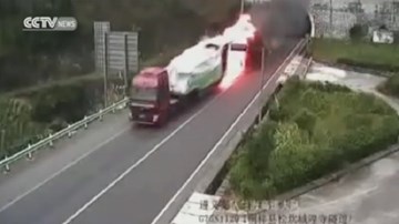 Xe tải bốc cháy kinh hoàng trong đường hầm