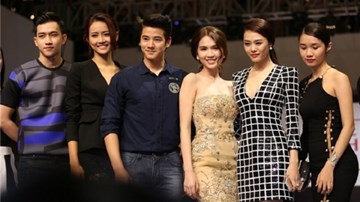 Ngọc Trinh sexy, bẽn lẽn trước trai đẹp Mario Maurer