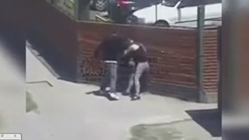 Thiếu nữ bị bạn trai đánh đập trước sự thờ ơ của người đi đường