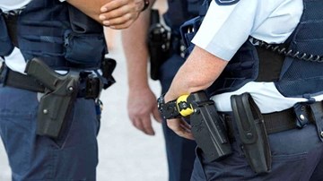 Cảnh sát Mỹ dùng súng khống chế tội phạm bỏ trốn