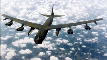 Mỹ điều máy bay B-52 áp sát các đảo nhân tạo trên Biển Đông