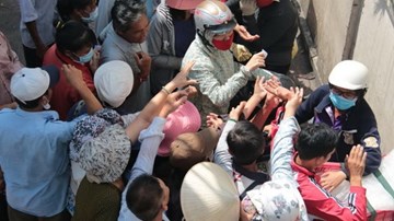 Tranh cướp cơm từ thiện ở bệnh viện tại TP.HCM: Lương tri để đâu?