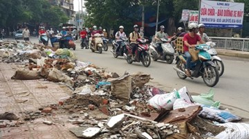 Hà Nội: Cây cầu ngập rác thải đổ trộm giữa phố