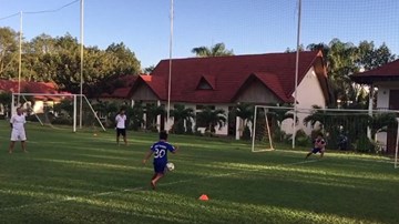 Cầu thủ nhí học đòi Công Phượng đá Panenka
