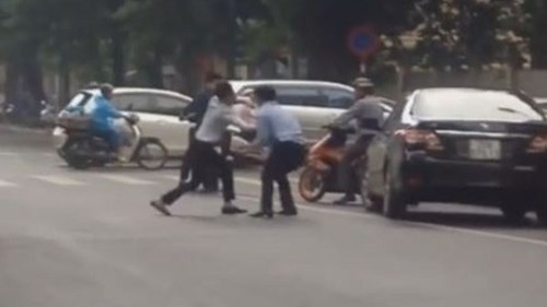 Va chạm giao thông, hai tài xế ẩu đả giữa phố Hà Nội