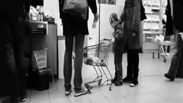 Mẹ Việt sẽ sửng sốt vì cách mẹ Tây xử sự trong video này