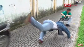 Mách bạn gái cách xử trí khi bị giật túi xách trên đường
