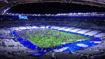 Cổ động viên Pháp hát quốc ca trên SVĐ Stade de France sau khủng bố