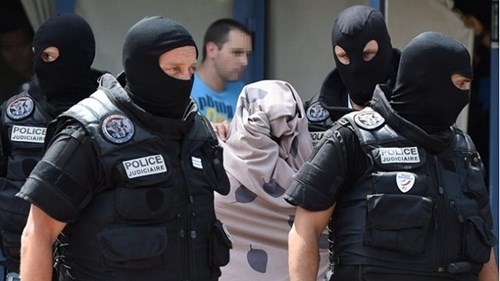 Khủng bố IS chặt đầu người ở Pháp