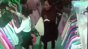 Thủ đoạn tinh vi của bà già ăn trộm đồ trong shop quần áo