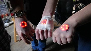Trào lưu quái đản: Tự cấy đèn LED dưới da để có thể phát sáng!