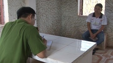 Tung cửa xe taxi bỏ chạy cùng 333 viên ma túy tổng hợp