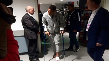 Cận cảnh Martial chống nạng ra ôtô