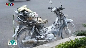 Đang lưu thông, xe mô tô bất ngờ cháy rụi