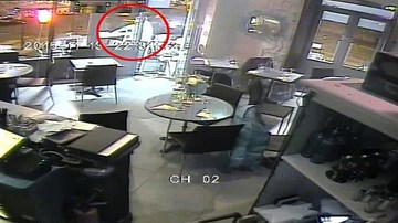 Công bố video kẻ khủng bố nã súng tới tấp vào nhà hàng Paris