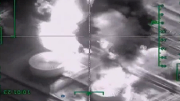 Máy bay Nga dội bom thiêu rụi nhà máy lọc dầu của IS