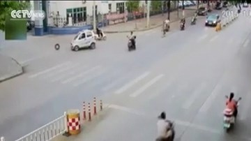 Đang chạy, ô tô Trung Quốc bỗng dưng... rơi bánh