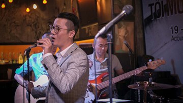 Hoàng Bách cả gan đưa 'người tình' về ra mắt vợ