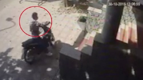 Sững sờ xem camera thấy bạn trộm xe máy