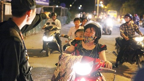 HN: Cấm đường Bưởi, người dân ngơ ngác tìm đường về nhà