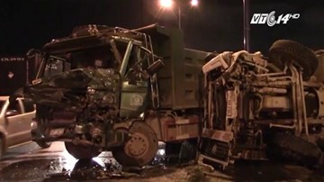 Nổ lốp, xe bồn tông biến dạng xe ben