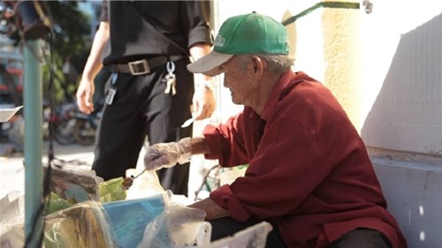 Cảm động cụ ông 80 tuổi bán xôi để nuôi vợ bệnh hiểm nghèo