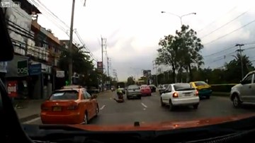 Đã tạt đầu còn hung hăng đạp taxi, quái xế văng khỏi xe máy, 