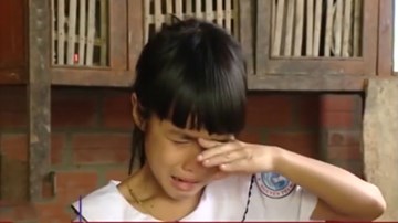 Ba em nhỏ vắng bóng cha mẹ và giấc mơ đến trường